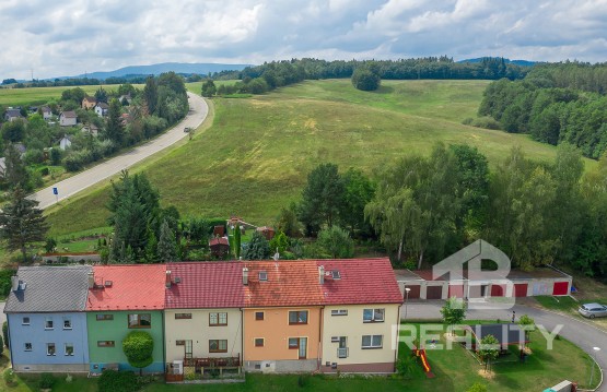 pohled přes dům do okolí